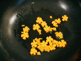 7、金针菇豆腐汤,起油锅放入胡萝卜翻炒断生，盛出备用。