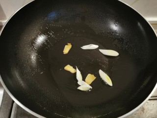 8、金针菇豆腐汤,再起油锅，锅中底油继续加热，放入葱姜翻炒出香味。