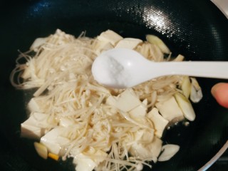 11、金针菇豆腐汤,放入盐和酱油调味。