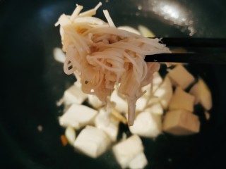 10、金针菇豆腐汤,放入金针菇，煮制。