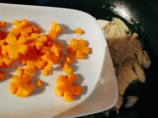 12、金针菇豆腐汤,放入胡萝卜片，煮制。