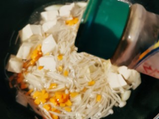 13、金针菇豆腐汤,放入胡椒粉增香。