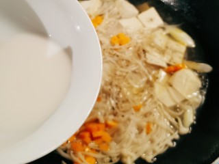 14、金针菇豆腐汤,倒入水淀粉勾芡增稠。