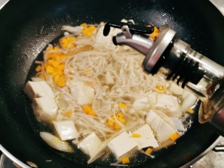 15、金针菇豆腐汤,倒入芝麻油增香，关火。