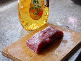 1、京酱肉丝,猪肉洗干净。