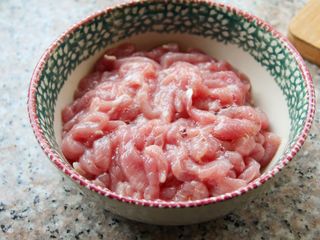 3、京酱肉丝,加料酒、蛋清腌制20分钟。