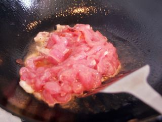 5、京酱肉丝,热锅凉油,倒入腌制好的肉丝。翻炒至肉丝变色。