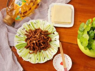 11、京酱肉丝,装盘。