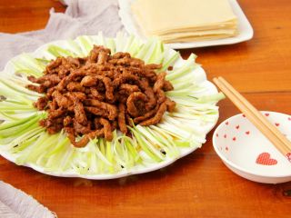 13、京酱肉丝,用千张卷起大葱和肉丝。吃多少都不觉得腻。