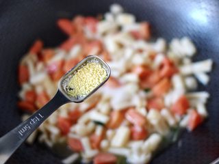 11、海鲜菇鸡蛋汤,最后加入鸡精增加口感。