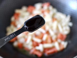 9、海鲜菇鸡蛋汤,这个时候加入蚝油调味提鲜。