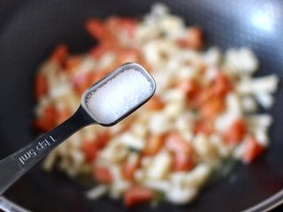 10、海鲜菇鸡蛋汤,再加入适量的盐调味。