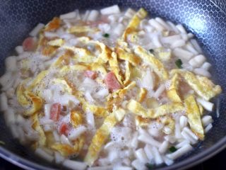 15、海鲜菇鸡蛋汤,大火煮2分钟左右。