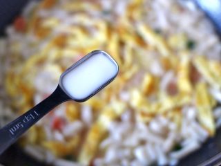 16、海鲜菇鸡蛋汤,加入提前化开的淀粉勾芡。