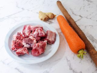 1、排骨山药胡萝卜汤,准备好材料