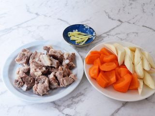 2、排骨山药胡萝卜汤,土豆去皮洗净滚刀切块，胡萝卜去皮洗净滚刀切块，姜切丝备用