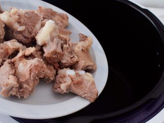 3、排骨山药胡萝卜汤,把排骨放入电高压锅中