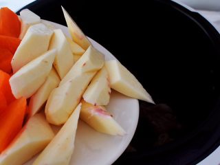 4、排骨山药胡萝卜汤,加入山药、胡萝卜