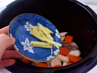 5、排骨山药胡萝卜汤,加入姜丝