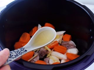 6、排骨山药胡萝卜汤,加入料酒