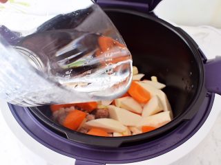 7、排骨山药胡萝卜汤,加入水