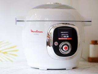 8、排骨山药胡萝卜汤,再盖上锅盖，选择《加压烹饪》模式，时间选择30分钟，然后选择立即启动