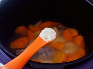 9、排骨山药胡萝卜汤,然后坐等程序结束，再根据个人口味加入鸡精