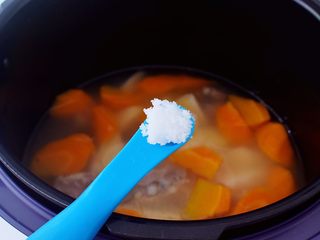 10、排骨山药胡萝卜汤,加入盐调味即可