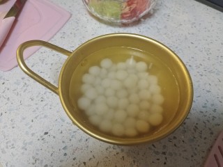 3、水果汤圆,煮好的汤圆捞出，放到凉水里。