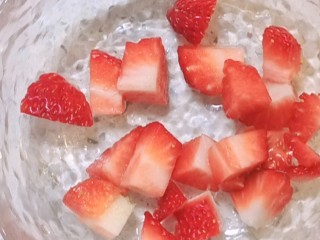 5、水果汤圆,切成小块