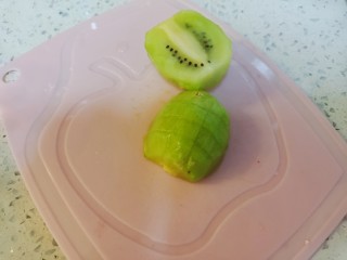 6、水果汤圆,猕猴桃洗净去皮