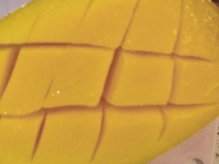 10、水果汤圆,一半划切成格子状，切小块。