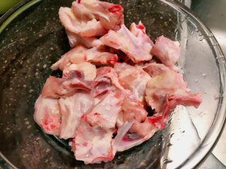 2、冬瓜鸡架汤,鸡架洗净 丢掉多余的油脂 血块 颈部淋巴皮层