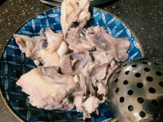 4、冬瓜鸡架汤,汆烫后捞出 再冲洗一遍