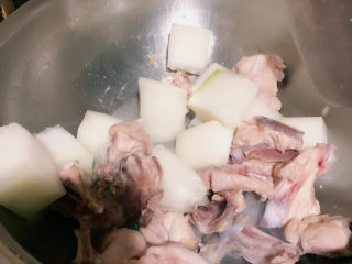 7、冬瓜鸡架汤,再倒入鸡架 和冬瓜一起翻炒2分钟