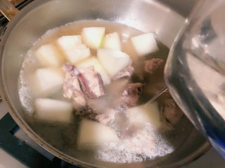 9、冬瓜鸡架汤,倒入热水 记得是热水哦 水做好能没过冬瓜和鸡架