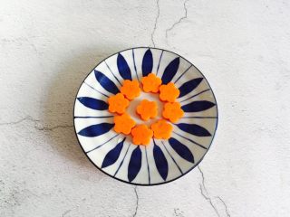 5、低脂菌菇汤,胡萝卜洗干净去皮切片再用模具压花