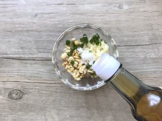 12、凉拌香辣鸡丝,香油少许