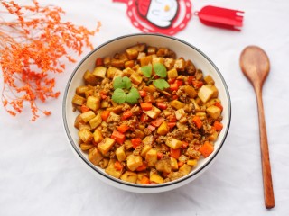 10、米饭杀手肉末炒杏鲍菇,翻炒均匀即可出锅。