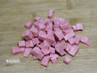 9、青菜炒火腿,切成0.6厘米的小丁。大蒜切末，备用。