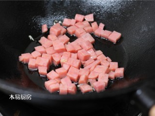 12、青菜炒火腿,下入火腿丁。