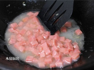 14、青菜炒火腿,搅拌均匀，关火。