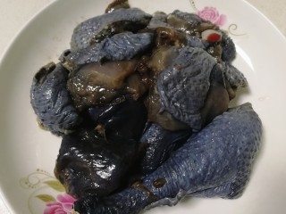 2、虫草花乌鸡汤,切块。