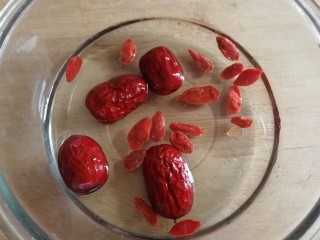 4、虫草花乌鸡汤,红枣和枸杞子洗净。