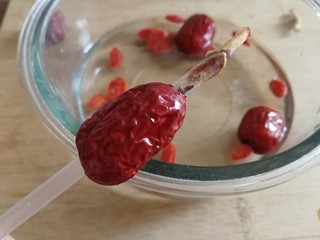5、虫草花乌鸡汤,红枣去核更容易炖出枣香味。