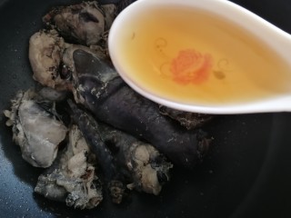 10、虫草花乌鸡汤,放入一汤匙料酒。