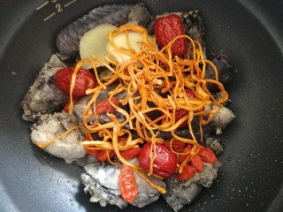 12、虫草花乌鸡汤,放入泡发好的虫草花。