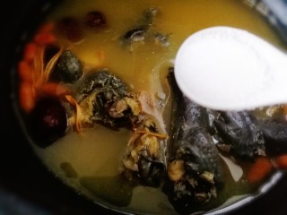 15、虫草花乌鸡汤,时间到放入一小勺盐调味。