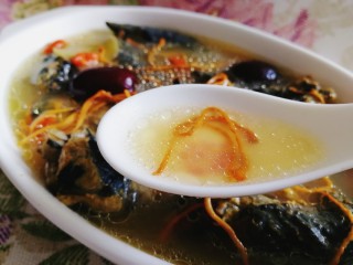 16、虫草花乌鸡汤,盛出，滋补鲜香。