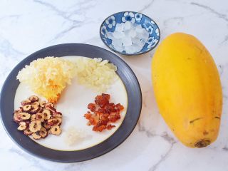 1、木瓜银耳养颜羹,准备好材料